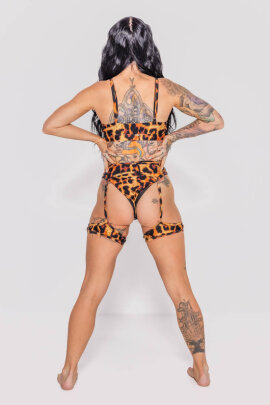 AMBR Designs Crop top avec anneau Fierce L