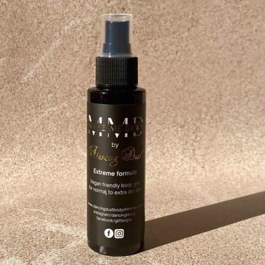 Grip Dancing Dust Make Me Dewy pour peau normale à sèche Gamme noire