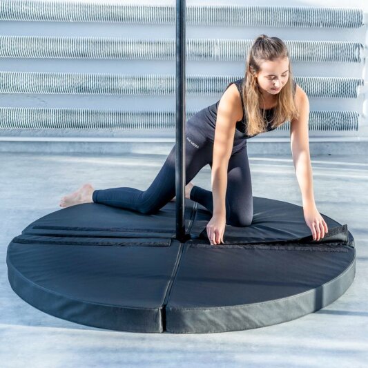 Tapis de pole dance PoleSports avec poignée de transport pour barres autoportantes sur podium Ø 160 cm Noir 10 cm