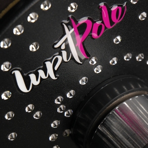 Gros plan sur le support de plafond d'une barre de pole dance Lupit Pole Diamont avec logo et pierres Swarovski