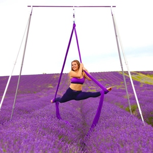 Barre de pole dance noire X-Pole avec un modèle dansant dessus